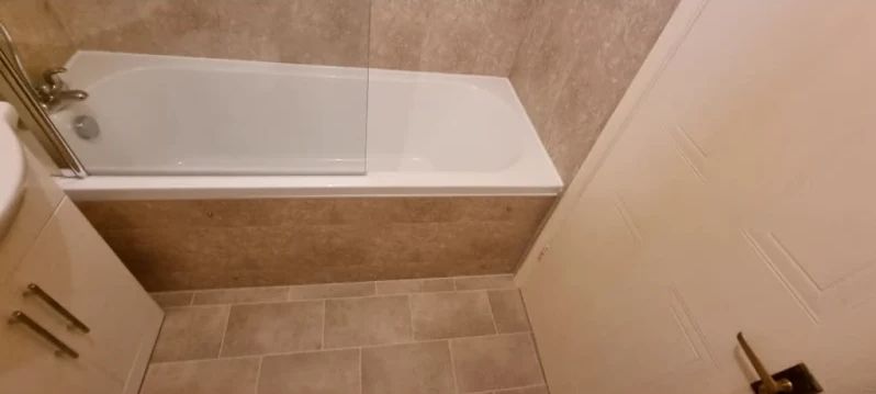 Bath installation with glass shower screen